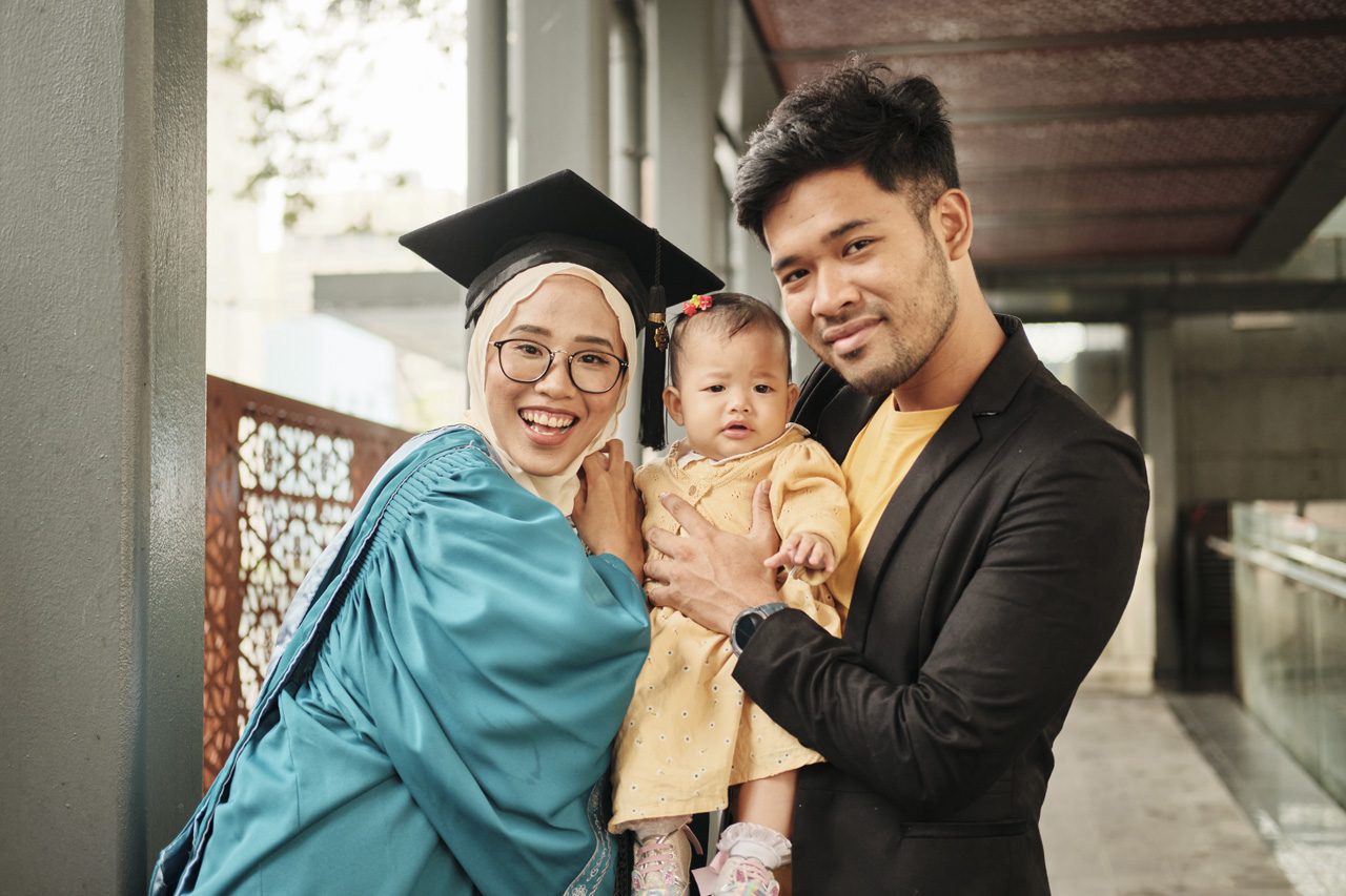 Family Portrait Candid Graduation Photoshoot